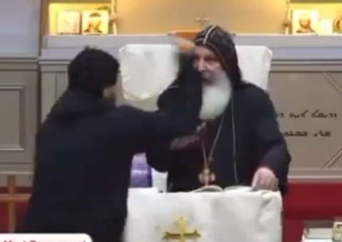 Bispo é esfaqueado durante transmissão de missa ao vivo