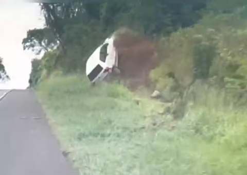 Adolescente capota carro com meia tonelada de maconha durante perseguição; vídeo