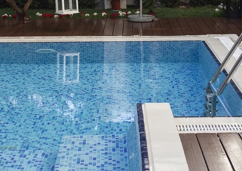 Mulher morre afogada em piscina durante festa do próprio casamento