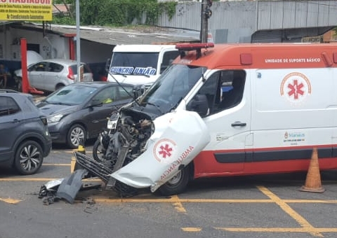 Ambulância fica destruída em acidente com carro em cruzamento na Praça 14; vídeo