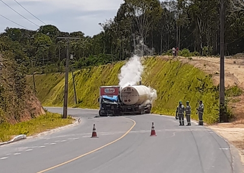 Vazamento de gás após acidente entre carreta e caminhão da TV Lar faz  AM-010 ser interditada