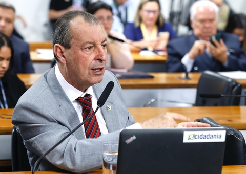 Omar defende ministra da Saúde e ataca negacionistas