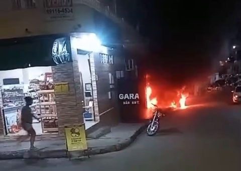 Incêndio consome depósito e ameaça casas no Japiim; vídeo