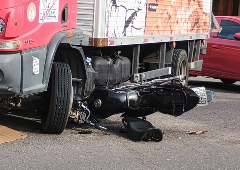 Homem tem fratura exposta após colidir com caminhão no Jorge Teixeira