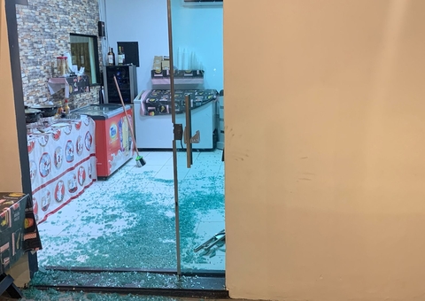 Homem é perseguido por dupla e morto dentro de pizzaria em Manaus