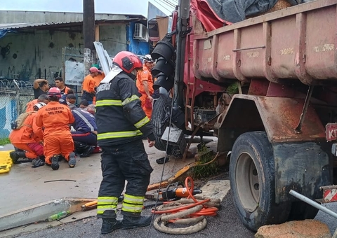 Vídeo: Motorista pulou de caçamba antes de acidente e acabou atropelado por veículo
