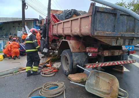 Motorista que pulou de caçamba durante acidente na Avenida das Torres morre em hospital 