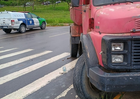 Caçamba rodopia na pista e atropela mulher na faixa de pedestre na Avenida das Torres