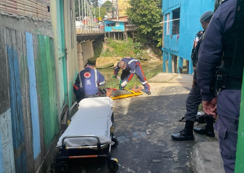 Suspeito de assalto despenca de ponte ao ser perseguido por populares no São Jorge