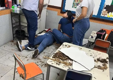 Professora é ‘engolida’ por buraco em chão e cai em outra sala de aula