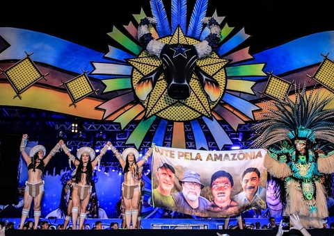 Boi Caprichoso homenageia Dom Phillips e Bruno Pereira durante show em Parintins