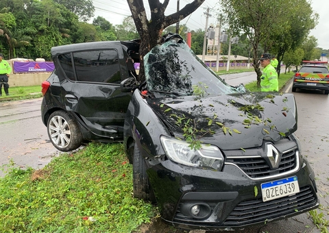 Casal fica preso às ferragens após carro rachar ao meio em acidente no Tarumã