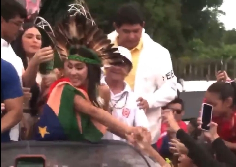Isabelle é recebida por multidão em Parintins; vídeo