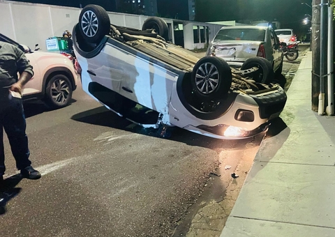 Carro capota durante acidente no Nossa Senhora das Graças