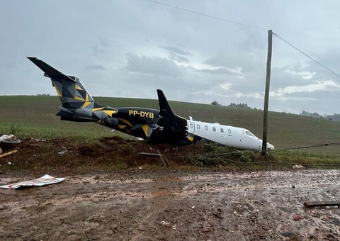 Vídeo: Coberto de fumaça, avião da Cimed sai da pista durante pouso