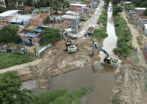 Meia tonelada de lixo e sedimentos é retirada de igarapé no Nova Cidade