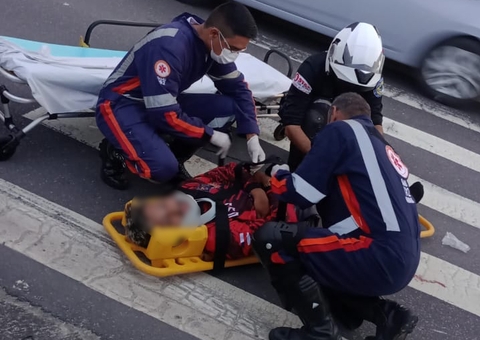 Motociclistas ficam gravemente feridos em acidente na Avenida das Flores