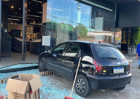 Carro desgovernado invade loja no Dom Pedro; veículo foi abandonado no local