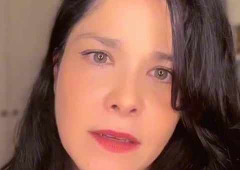 Filha de Samara Felippo é vítima de racismo em escola; alunas escreveram ofensa em caderno