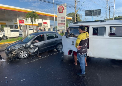 Volante de Kombi trava e causa acidente com feridos na Av. Torquato Tapajós