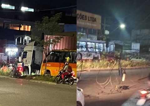 Carreta arranca fiação de poste na Avenida Autaz Mirim