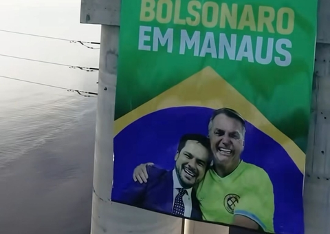 Banner não autorizado com imagem de Bolsonaro e Alberto Neto é retirado de ponte em Manaus