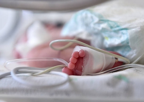 Bebê fica em coma alcoólico após avó misturar leite com vinho na mamadeira