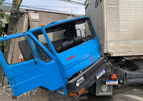 Homem é arremessado em colisão violenta entre caminhão e carreta na Av. Autaz Mirim