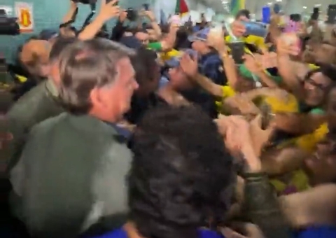 Aos gritos de 'mito', Bolsonaro é recebido por apoiadores no aeroporto de Manaus