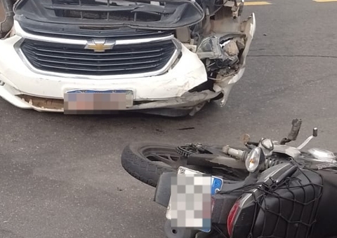Táxi atinge motociclista em acidente e avenida fica interditada no Parque 10