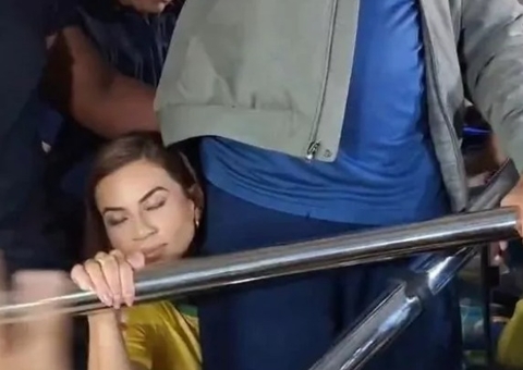 Deputada do Amazonas tenta se aproximar de Bolsonaro e método inusitado viraliza