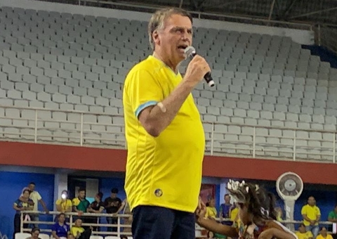 Bolsonaro volta a ser internado em hospital de Manaus