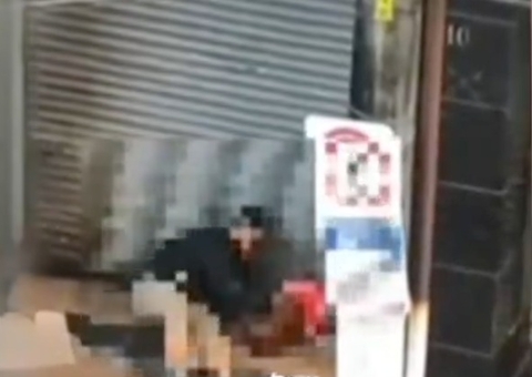 Homem é flagrado estuprando moradora em situação de rua; vídeo