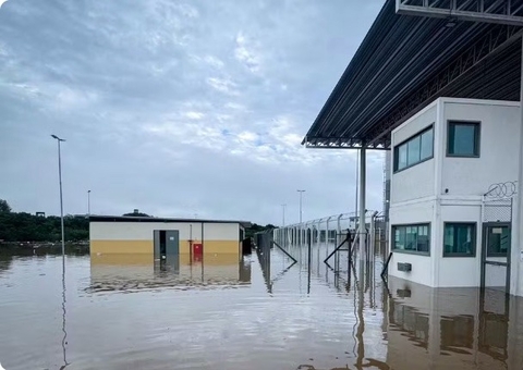 Enchentes atingem presídios e mais de mil detentos são transferidos no RS