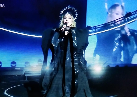 Madonna dá início a show histórico em Copacabana