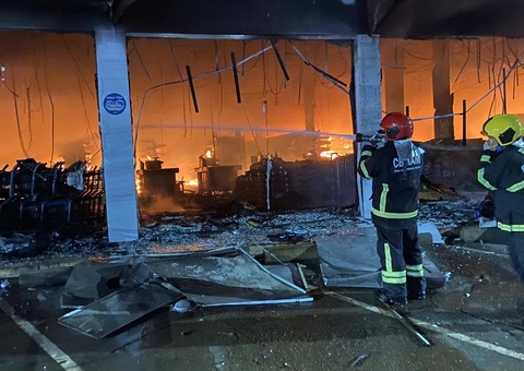 Supermercado é destruído por incêndio em Manacapuru