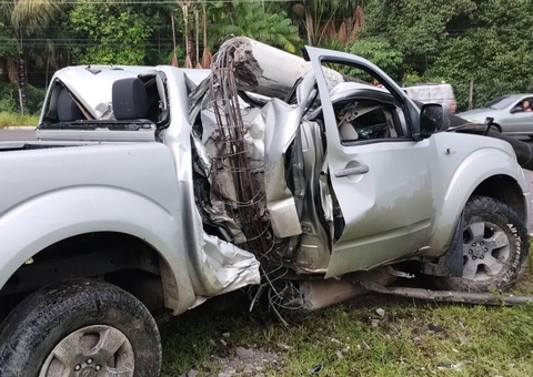 Mulher atingida por poste em acidente de carro no Tarumã está em estado grave