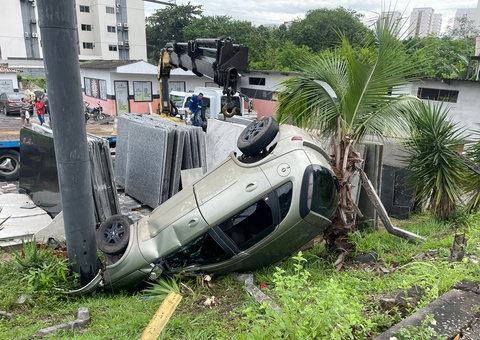 Carro despenca em barranco e invade terreno de marmoraria no Dom Pedro