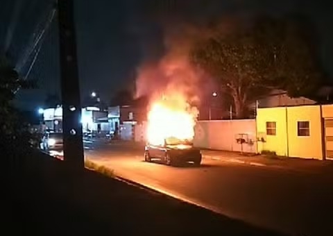 Mulher incendeia carro do ex-companheiro para vingar agressão