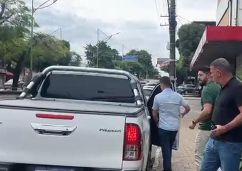 Prefeito David Almeida visita Bolsonaro em hospital 