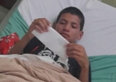 Menino é mordido por jacaré após cair em córrego ao correr atrás de pipa 