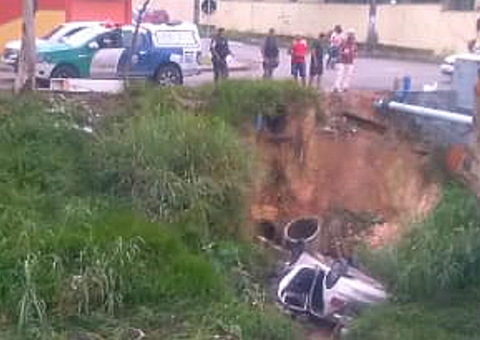 Motorista dorme ao volante e carro despenca no igarapé do Passarinho