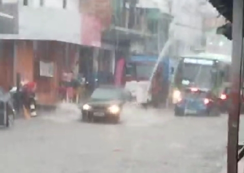 Correnteza se forma em avenida da Compensa durante temporal; vídeo