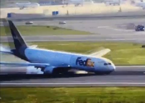 Vídeo:  Avião desliza na pista de aeroporto após falha em trem de pouso