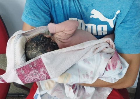 Pai tenta abandonar filho recém-nascido em delegacia de Manaus e é indiciado após verdade vir à tona