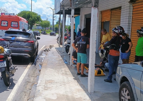 Carro atropela motociclista ao tentar desviar de buraco na Av. Cosme Ferreira