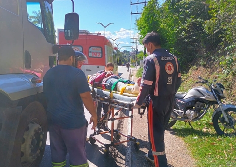 Acidente na avenida Rodrigo Otávio faz motociclistas pararem embaixo de carreta