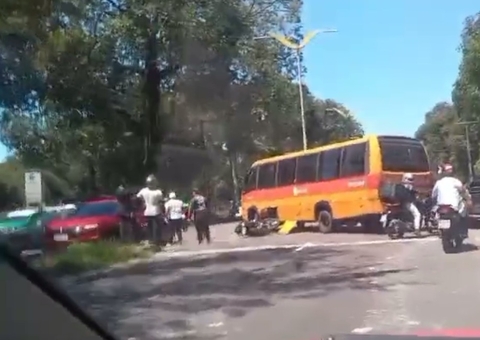 Moto vai parar embaixo de micro-ônibus ‘Amarelinho’ em acidente no Zumbi; vídeo