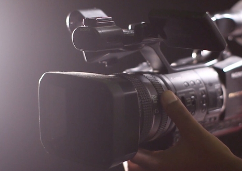 Youtuber é assassinado a facadas durante transmissão ao vivo