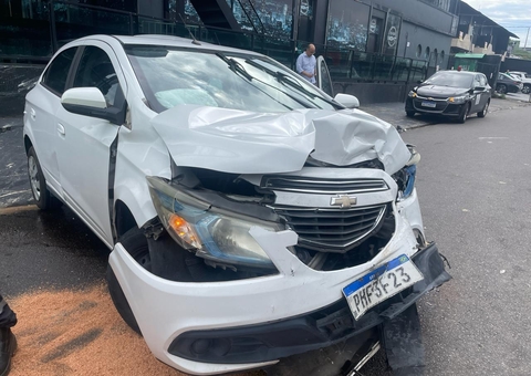 Motorista fica ferido em acidente entre carros no Vieiralves 